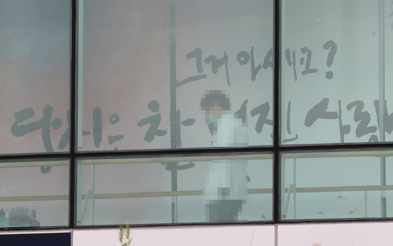 전공의들이 무기한 집단휴진을 끝내고 병원으로 돌아온 가운데 서울대학교 의과대학 본과 4학년 학생의 81%는 내부 설문조사를 통해 동맹휴학 및 의사 국가고시를 계속 거부하는 데 반대한다고 밝혔다. [연합]