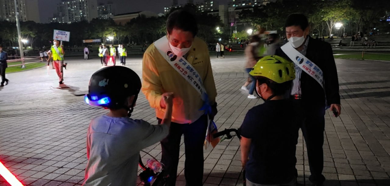 최대호 안양시장 거리두기 캠페인.[안양시 제공]