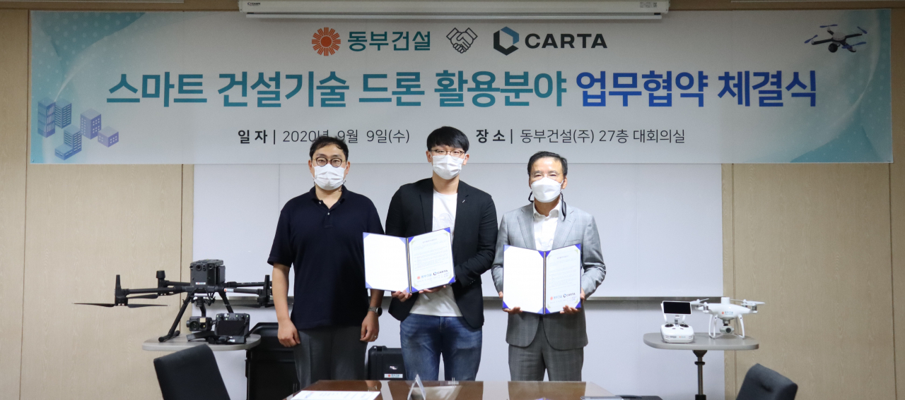 동부건설이 드론 스타트업 카르타와 업무협약식을 가졌다. 오른쪽부터 허상희 동부건설 대표, 최원석·김영훈 카르타 공동대표. [동부건설]