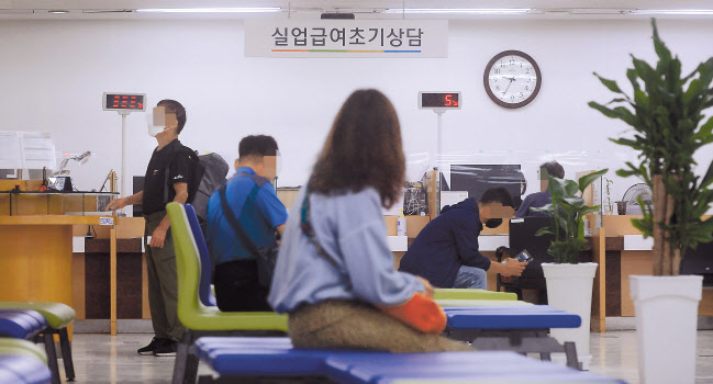 9일 서울 중구 서울고용노동청 실업급여 창구에서 민원인들이 상담을 받고 있다. 이상섭 기자