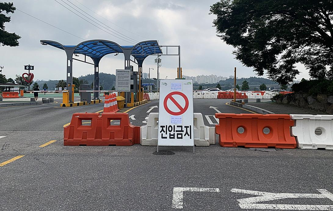 경기 구리시가 오는 13일까지 한강공원 주차장을 폐쇄한다고 9일 밝혔다. 코로나19 재확산에 따른 음식점 영업 조기 종료 등 강력한 방역 조치로 한강공원 이용이 늘었기 때문이다. [연합]
