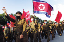 함경도 태풍 피해복구 지원을 위해 현장으로 향하는 평양시 당원사단이 8일 금수산태양궁전 앞 광장을 지나고 있다. [AP]