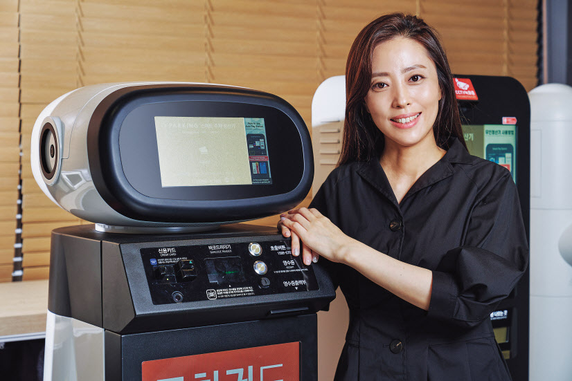 이화진 파킹클라우드 총괄부대표가 주차관제시스템인 ‘아이봇(i-bot)’에 대해 설명하고 있다. [파킹클라우드 제공]