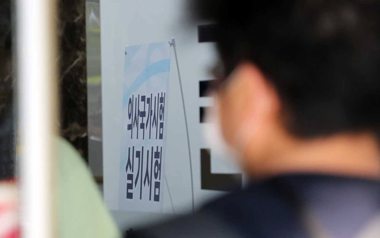 2021년도 제85회 의사국가시험 실기시험 둘째날인 9일 서울 광진구 한국보건의료인국가시험원으로 직원 및 관계자들이 출입하고 있다. [연합]
