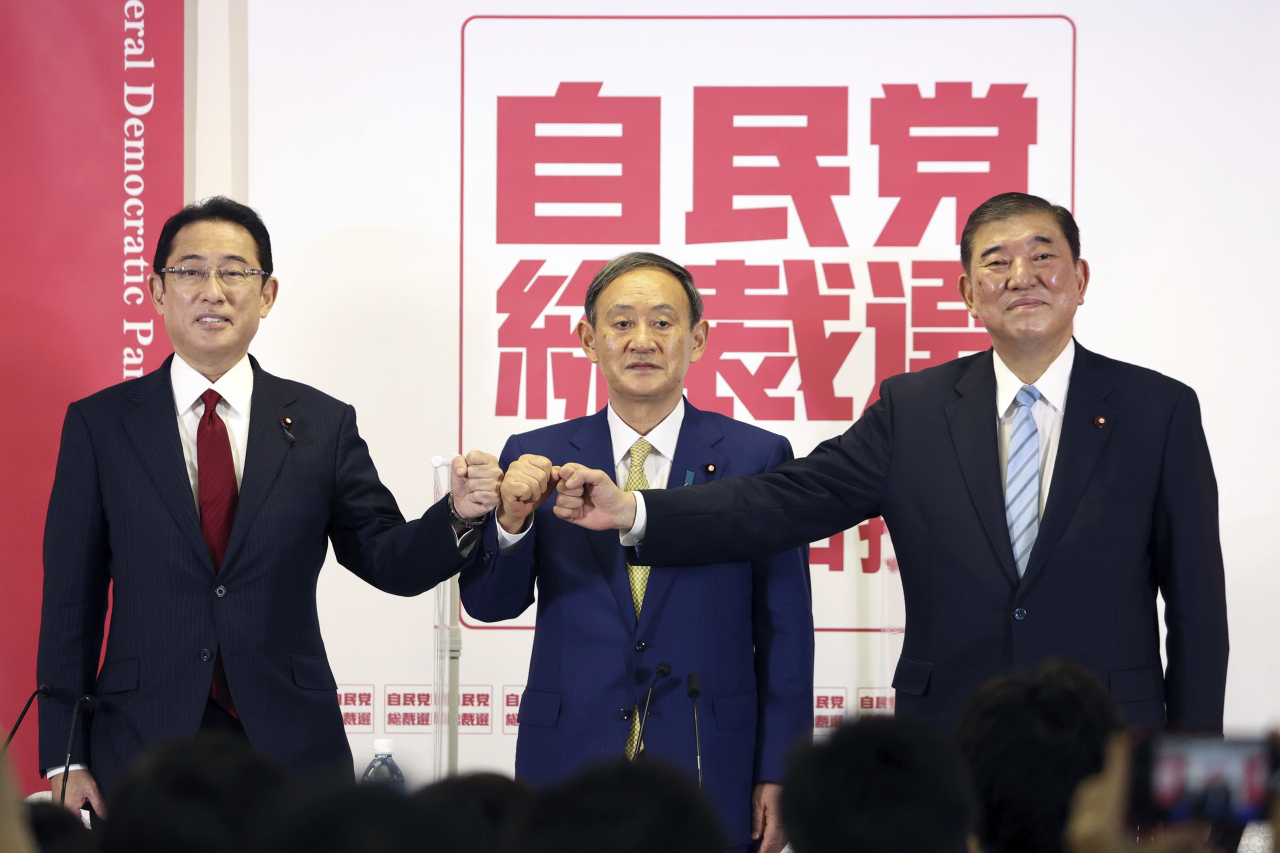 일본 집권 자민당 총재 선거에 출마한 (왼쪽부터) 기시다 후미오(岸田文雄) 자민당 정무조사회장(정조회장), 스가 요시히데(菅義偉) 관방장관, 이시바 시게루(石破茂) 전 자민당 간사장이 8일 기자회견에서 포즈를 취하고 있다. [AP]