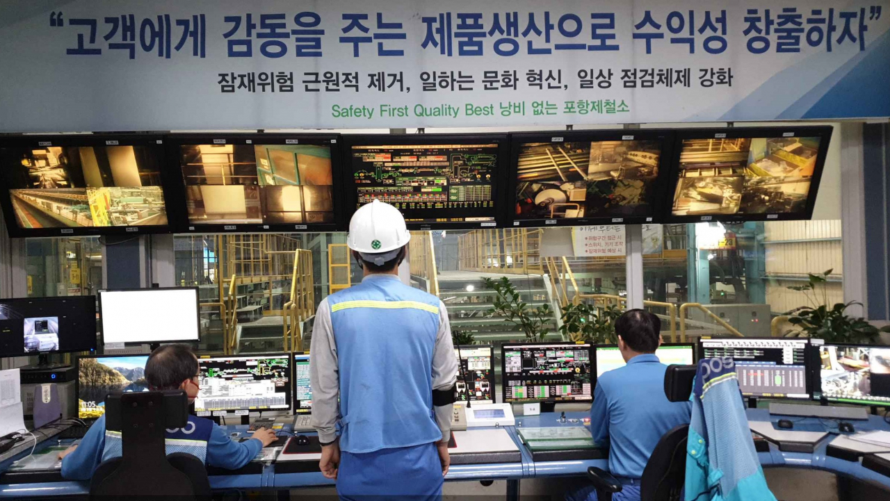 포스코 편면 도금 제품을 생산하는 모습.