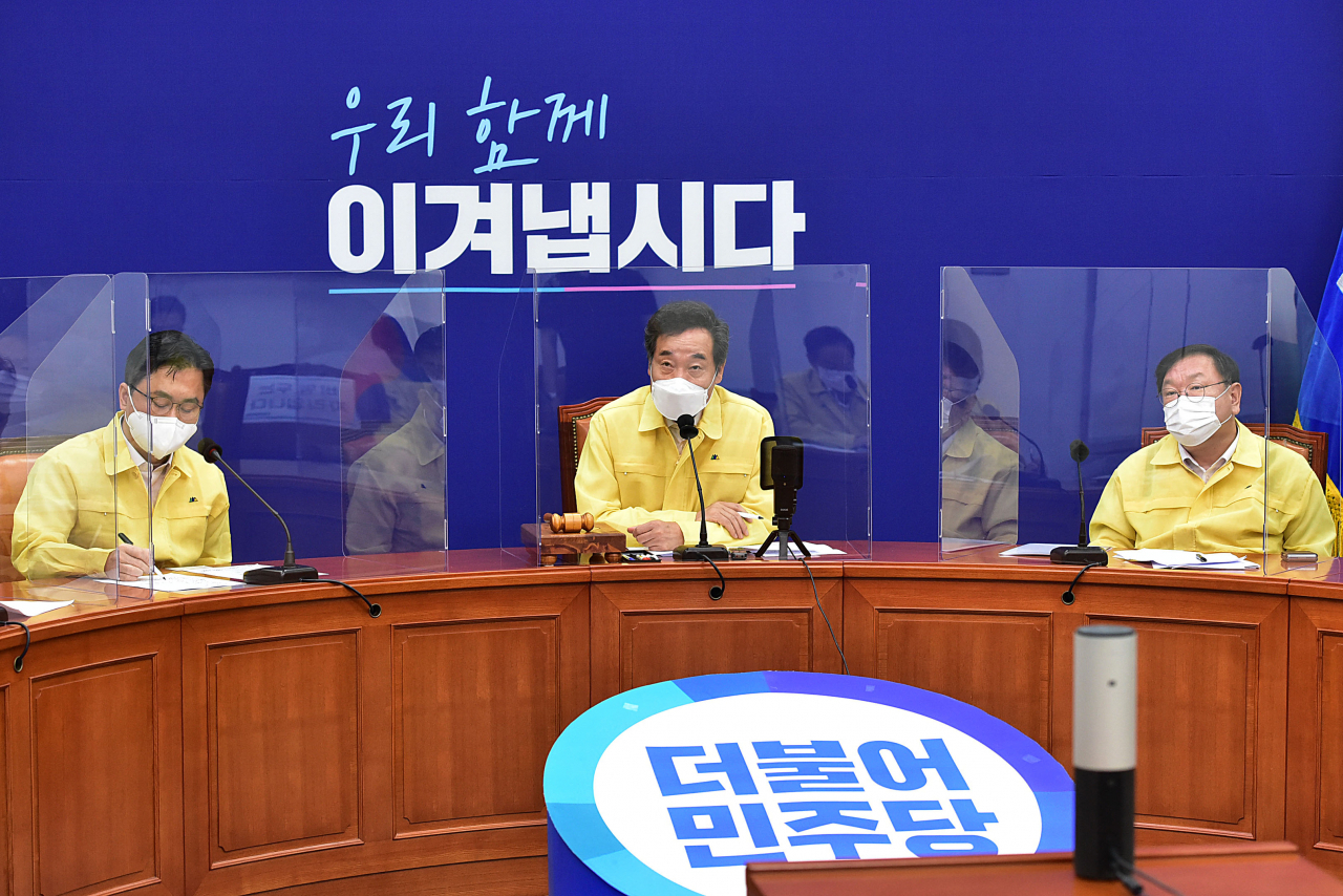 이낙연 더불어민주당 대표가 9일 오전 국회에서 열린 당 최고위원회의에서 태풍 피해를 입은 강원도와 울산의 최문순 지사와 송철호 시장을 화상 회의를 통해 피해 정도를 확인하고 있다. [연합]