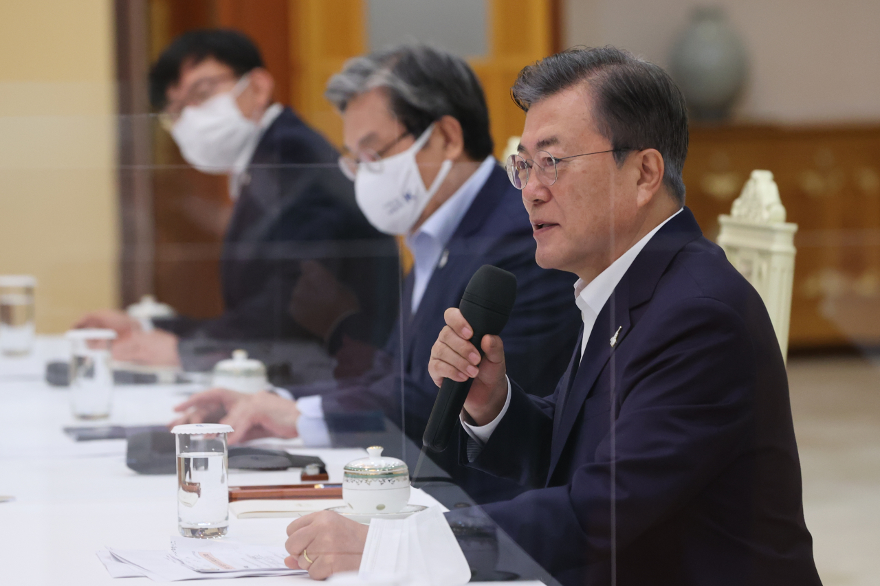 President Moon Jae-in speaks at the meeting with ruling Democratic Party leaders on Wednesday. Yonhap