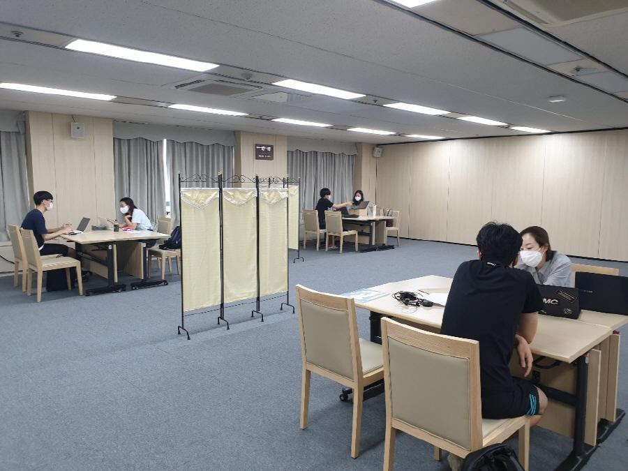 지난 8월 강화된 거리두기 전 진행된 1대1 입시컨설팅 진행 모습. [중랑구 제공]