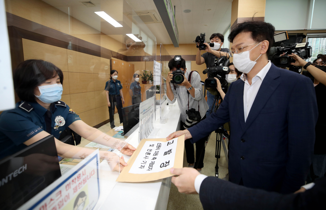 추미애 법무부 장관의 아들 서모씨의 법률 대리인인 현근택(오른쪽) 변호사가 9일 오후 서울지방경찰청에서 서씨의 부대 배치 관련 청탁이 있었다고 언급한 당시 주한미군 한국군지원단장인 이모 예비역 대령과 해당 발언의 녹취 내용을 보도한 방송사 SBS에 대한 고발장을 제출하고 있다. [연합]