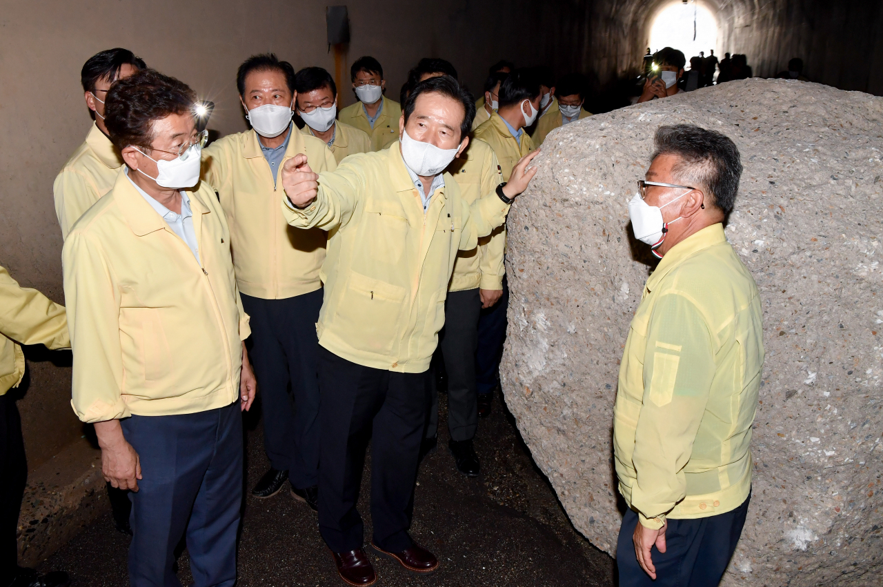 정세균 국무총리가 9일 태풍 피해가 심한 경북 울릉도를 방문해 피해현장을 점검하고 있다.[경북도 제공]
