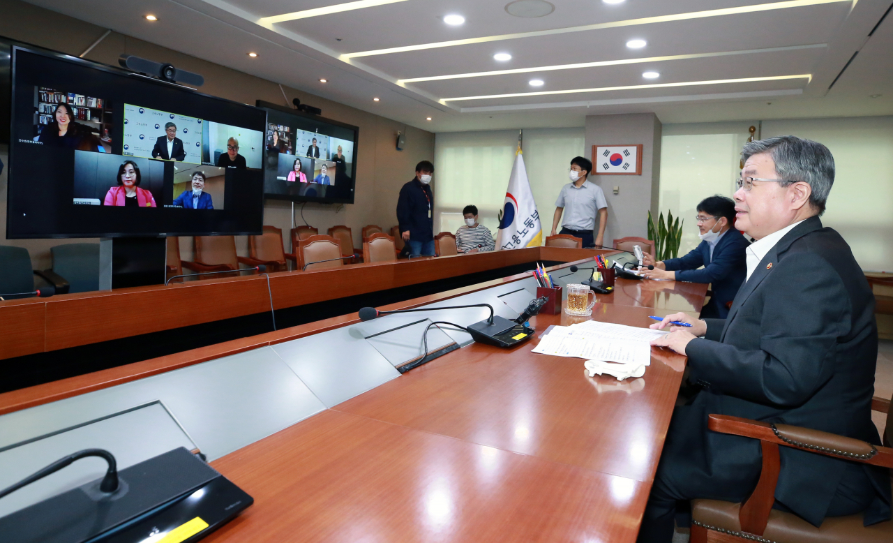 이재갑 고용노동부 장관이 9일 오후 서울고용노동청 9층 소회의실에서 가족돌봄휴가를 사용한 근로자와 '가족돌봄휴가 활용 촉진을 위한 영상간담회'를 가진 자리에서 근로자의 현장 의견을 청취하고 있다. [고용노동부 제공]