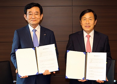 김내환 KCC글라스 대표(왼쪽)와 우종철 코리아오토글라스 대표가 9일 합병계약을 체결하고 있다. [양사 제공]