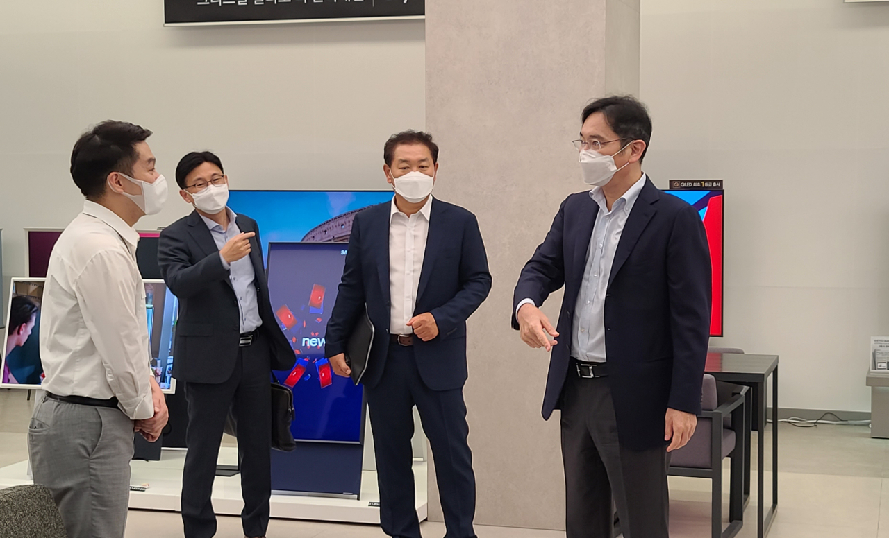 이재용 삼성전자 부회장이 9일 오후 서울 강남구에 위치한 삼성디지털프라자 삼성대치점을 찾아 한종희 영상디스플레이사업부장 사장 등 경영진과 얘기하고 있다. [삼성전자 제공]