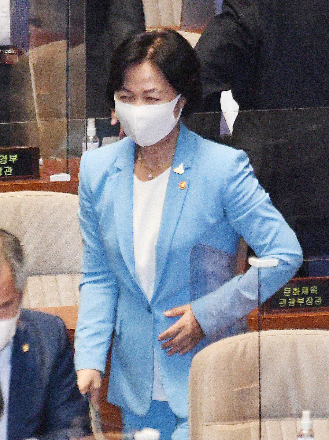 추미애 법무부 장관이 8일 오후 국민의힘 주호영 원내대표의 교섭단체 대표연설이 끝난 후 국회 본회의장에서 퇴장하고 있다.[연합]