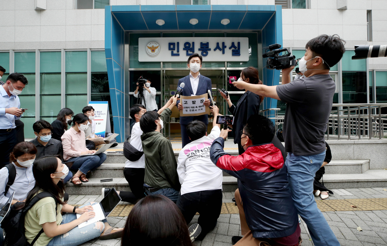 추미애 법무부 장관의 아들 서모 씨의 법률 대리인인 현근택 변호사가 9일 오후 서울 종로구 서울지방경찰청 앞에서 서 씨의 부대 배치 관련 청탁이 있었다고 언급한 당시 주한미군 한국군지원단장과 해당 발언의 녹취 내용을 보도한 방송사 SBS에 대한 고발장 제출 기자회견을 하고 있다. 연합뉴스
