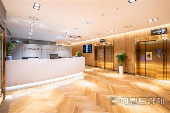 신성금고 압구정점 로비.
