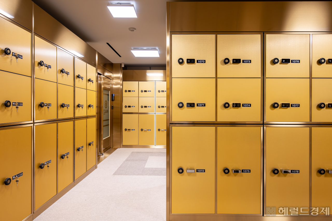 압구정점 금고실 내부 전경.
