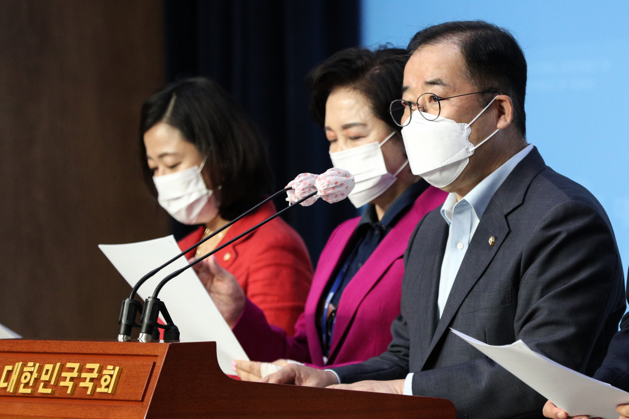 박성중 의원 등 과학기술정보방송통신위원회 국민의힘 소속 의원들이 9일 오전 서울 여의도 국회 소통관에서 ‘포털 통제,거짓 해명 윤영찬 의원 과방위 사보임 및 의원직 사퇴 촉구 기자회견’을 하고 있다. [연합]