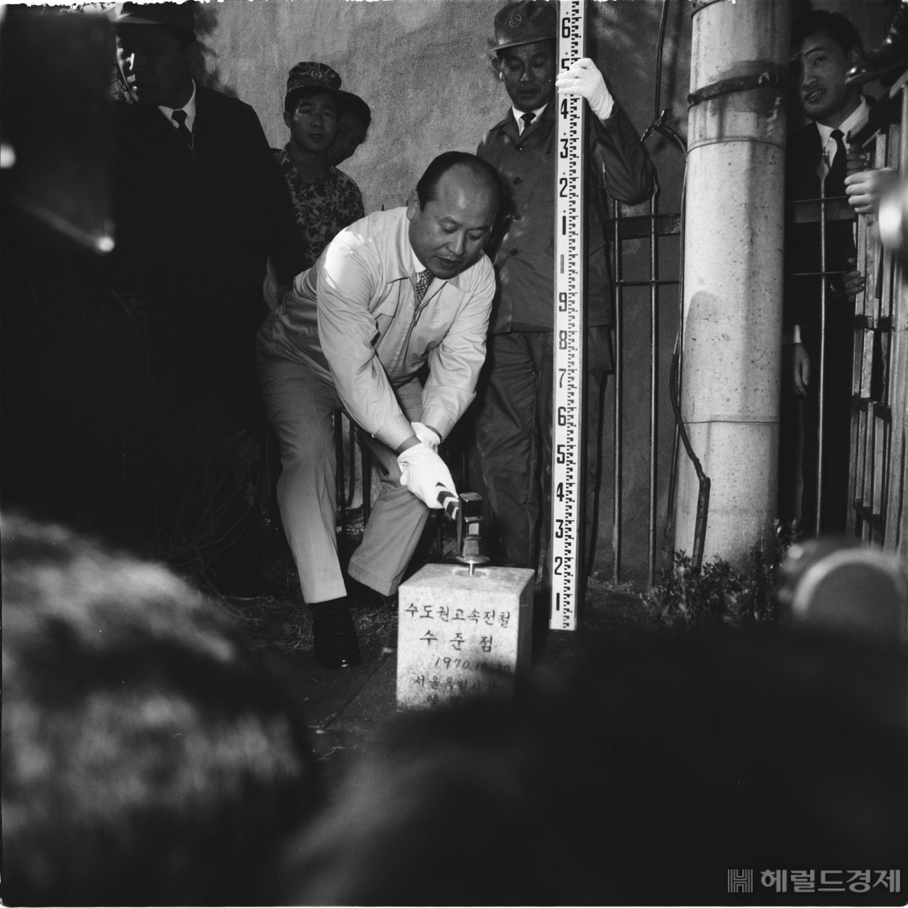 1970년 당시 양택식 전 시장이 지하철 수준점을 놓고 있다. [서울시 제공]