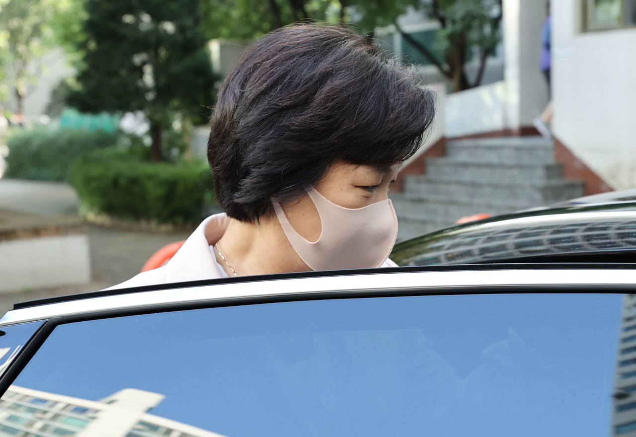 추미애 법무부 장관이 10일 오전 서울 광진구 자택을 나와 차량에 탑승하고 있다.[연합]