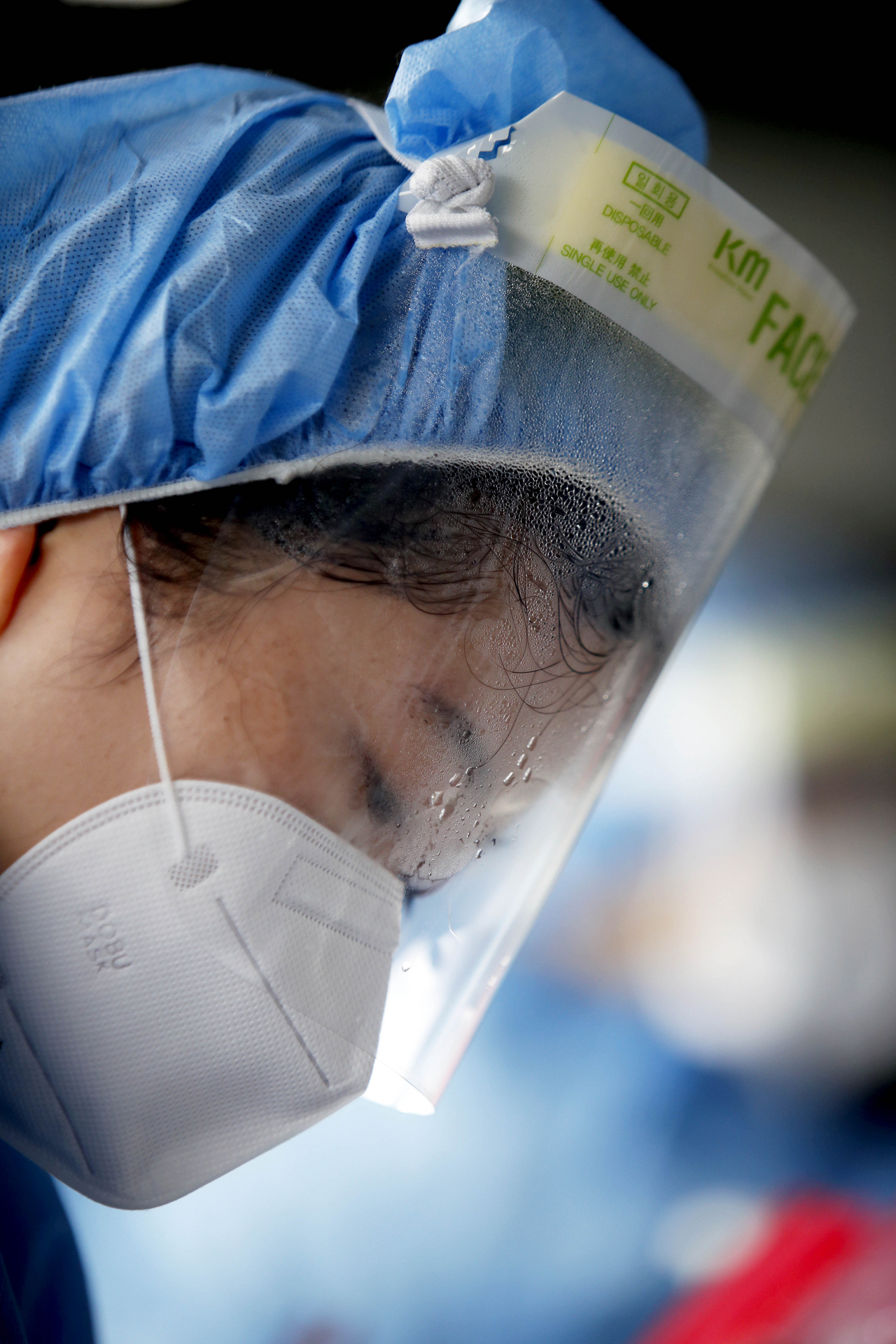 9일 오전 광주 북구보건소 선별진료소에서 코로나19 검체 채취를 하는 의료진의 페이스쉴드에 땀이 맺혀있다. 연합뉴스