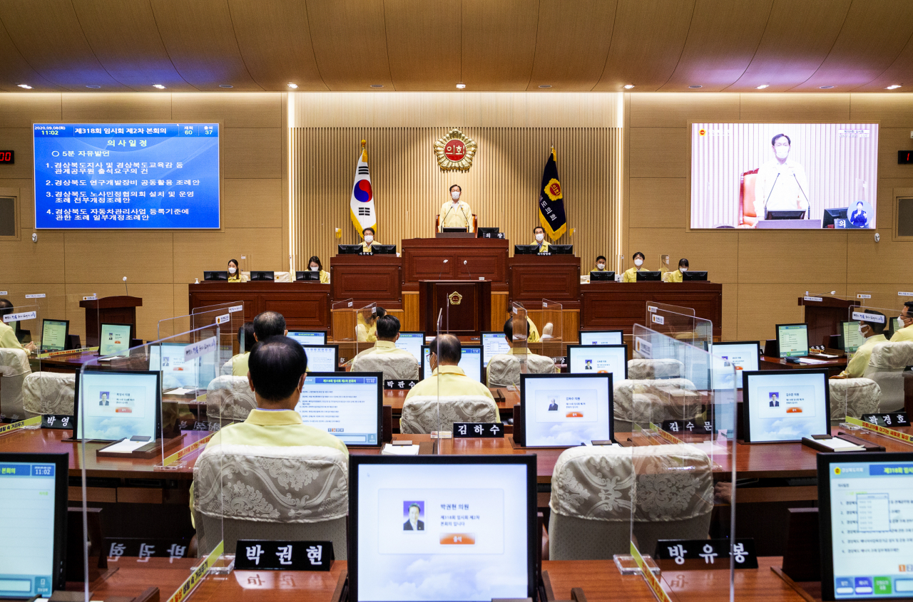 경북도의회 본회의장에 설치된 비말차단용 투명가림막.[경북도의회 제공]