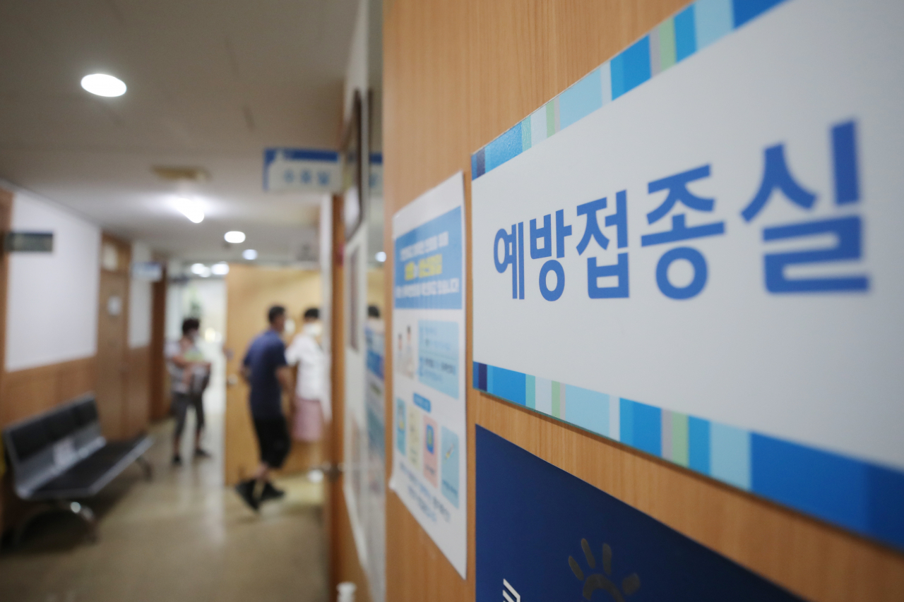 8일 광주 남구 인구보건복지협회 광주전남지회 가족보건의원에서 독감 국가예방접종이 이뤄지고 있다. 질병관리본부는 신종 코로나바이러스 감염증(코로나19)과 독감의 동시 유행에 대비하기 위해 이날부터 독감 국가예방접종을 시행한다. 연합뉴스