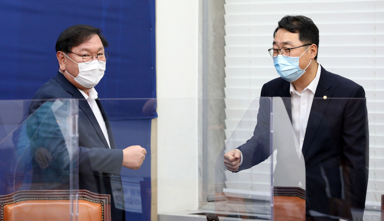 김태년 더불어민주당 원내대표(왼쪽)와 윤영찬 당 디지털뉴딜분과위원회 간사가 9일 오후 국회에서 열린 더불어민주당 제2기 미래전환 K-뉴딜위원회 제1차 전체회의에서 인사하고 있다. [연합]