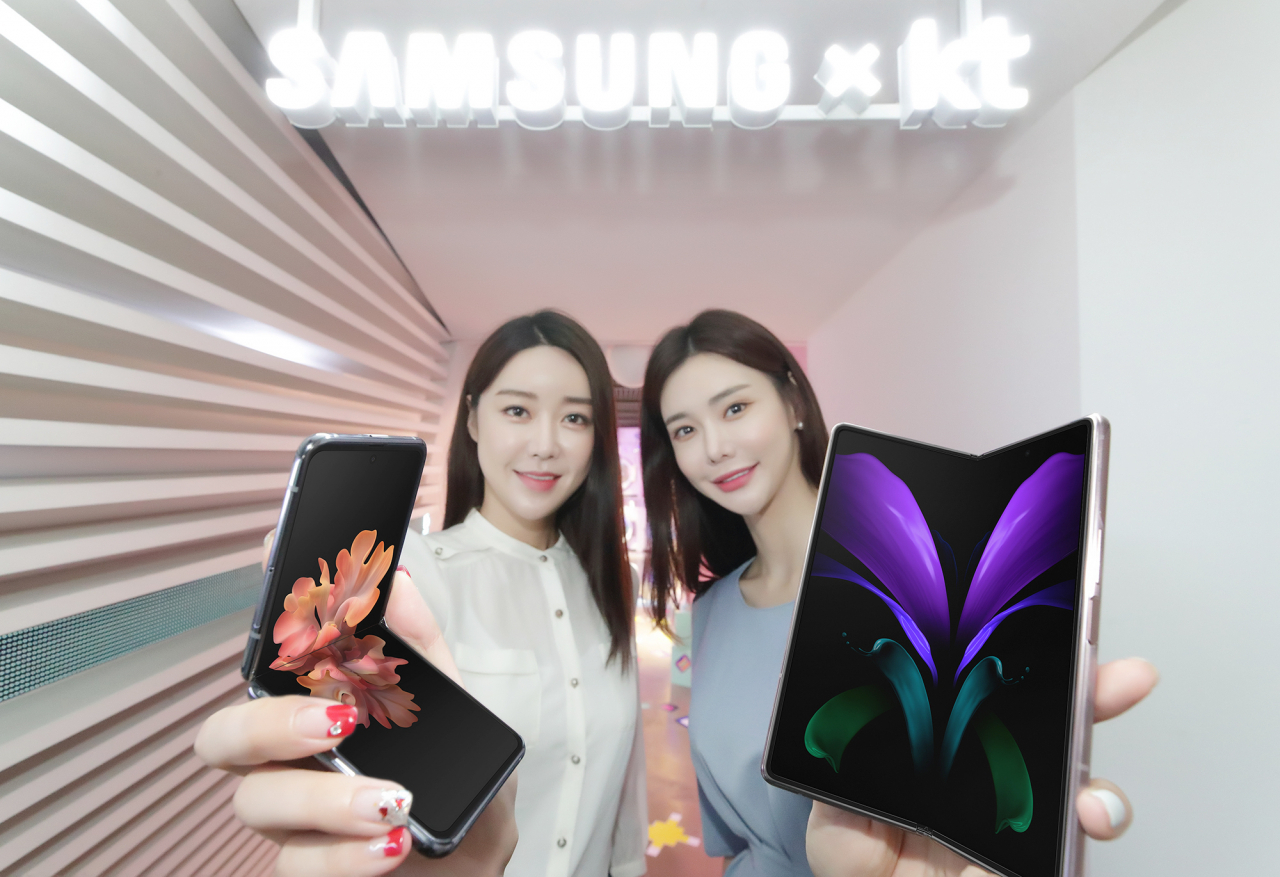KT모델이 '갤럭시 Z폴드2', 갤럭시 Z플립 5G'를 선보이고 있다. [KT 제공]