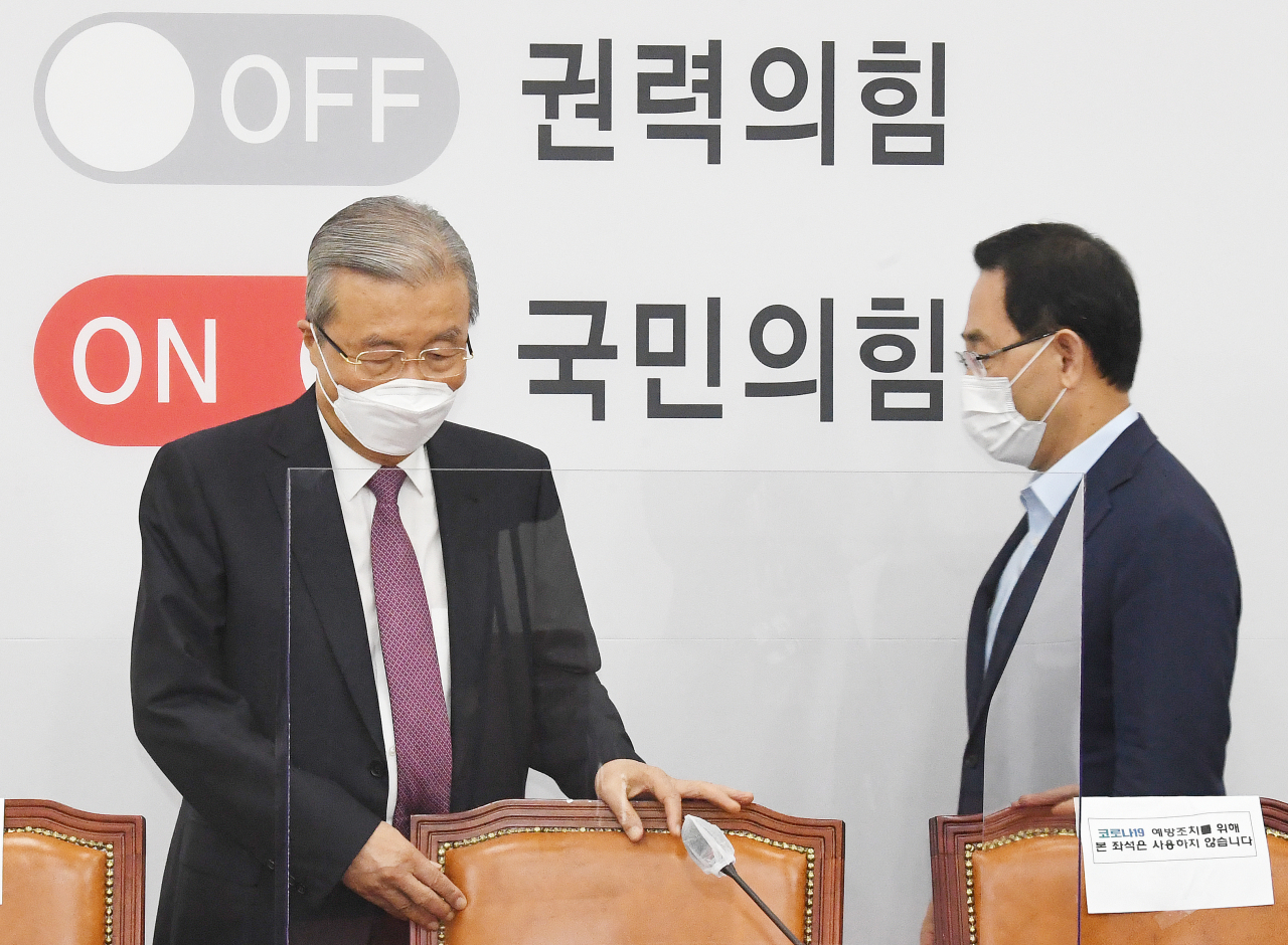 김종인 국민의힘 비상대책위원장(왼쪽)과 주호영 원내대표가 10일 오전 국회에서 열린 비상대책위원회의에 참석하고 있다. [연합]