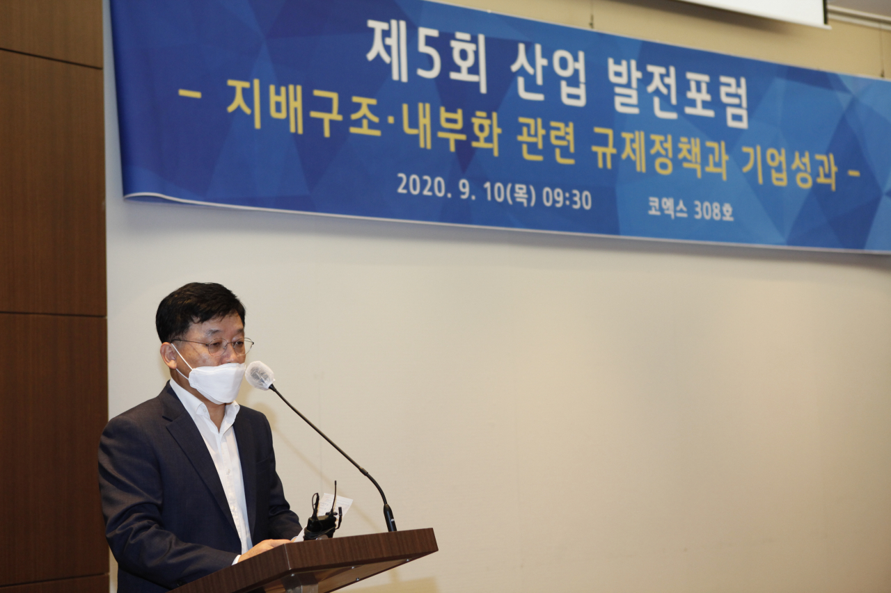 정만기 자동차산업연합회 회장이 10일 코엑스에서 열린 제5차 산업 발전포럼에서 발언하고 있다. [자동차산업연합회 제공]
