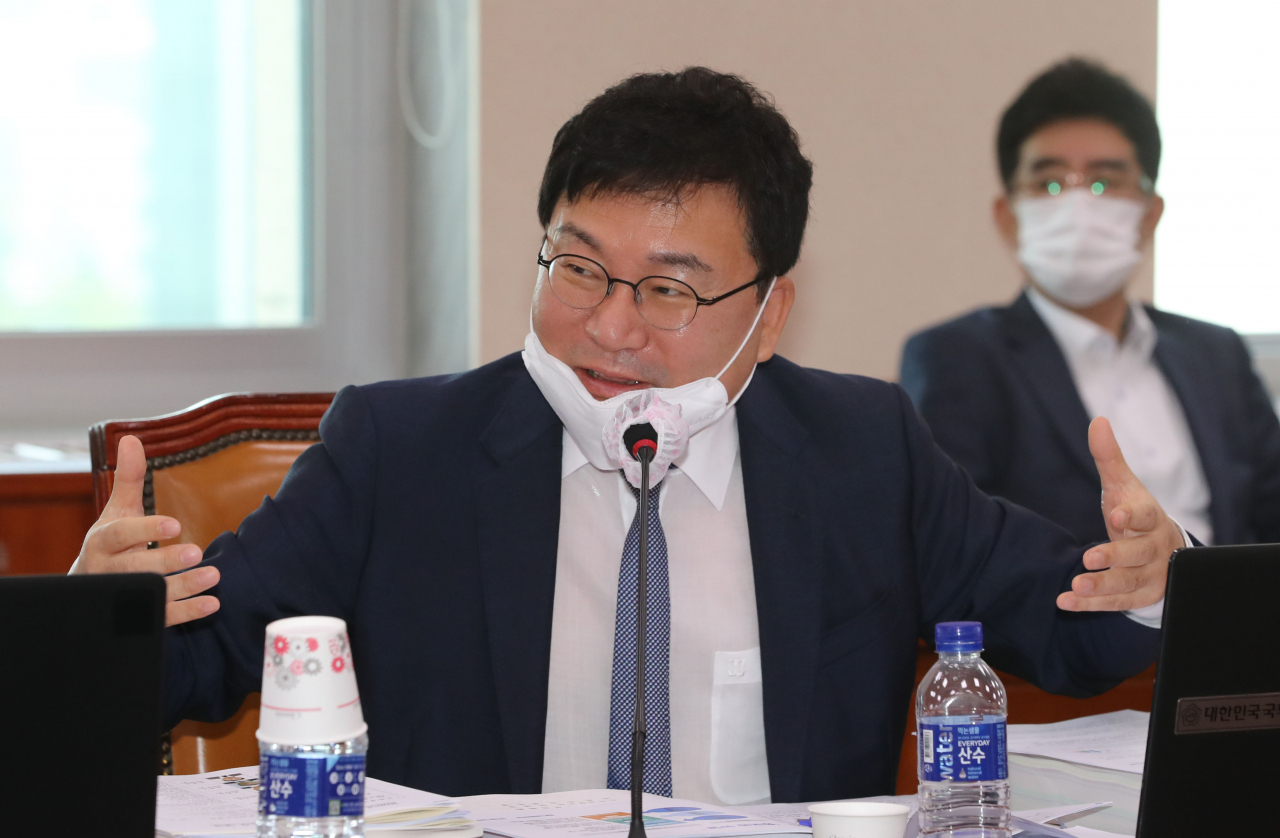이상직 더불어민주당 의원이 지난달 25일 오전 서울 여의도 국회에서 열린 문화체육관광위원회 전체회의에서 질의하고 있다. [연합]