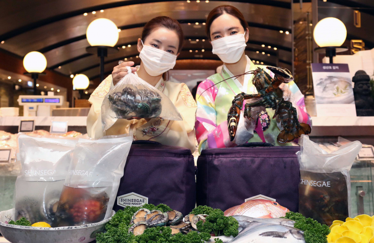 신세계백화점이 추석을 앞두고 오는 14~29일 해수 산소 포장된 전복, 랍스터, 멍게 등을 해수포장한 '싱싱' 선물세트를 선보인다. [신세계백화점 제공]