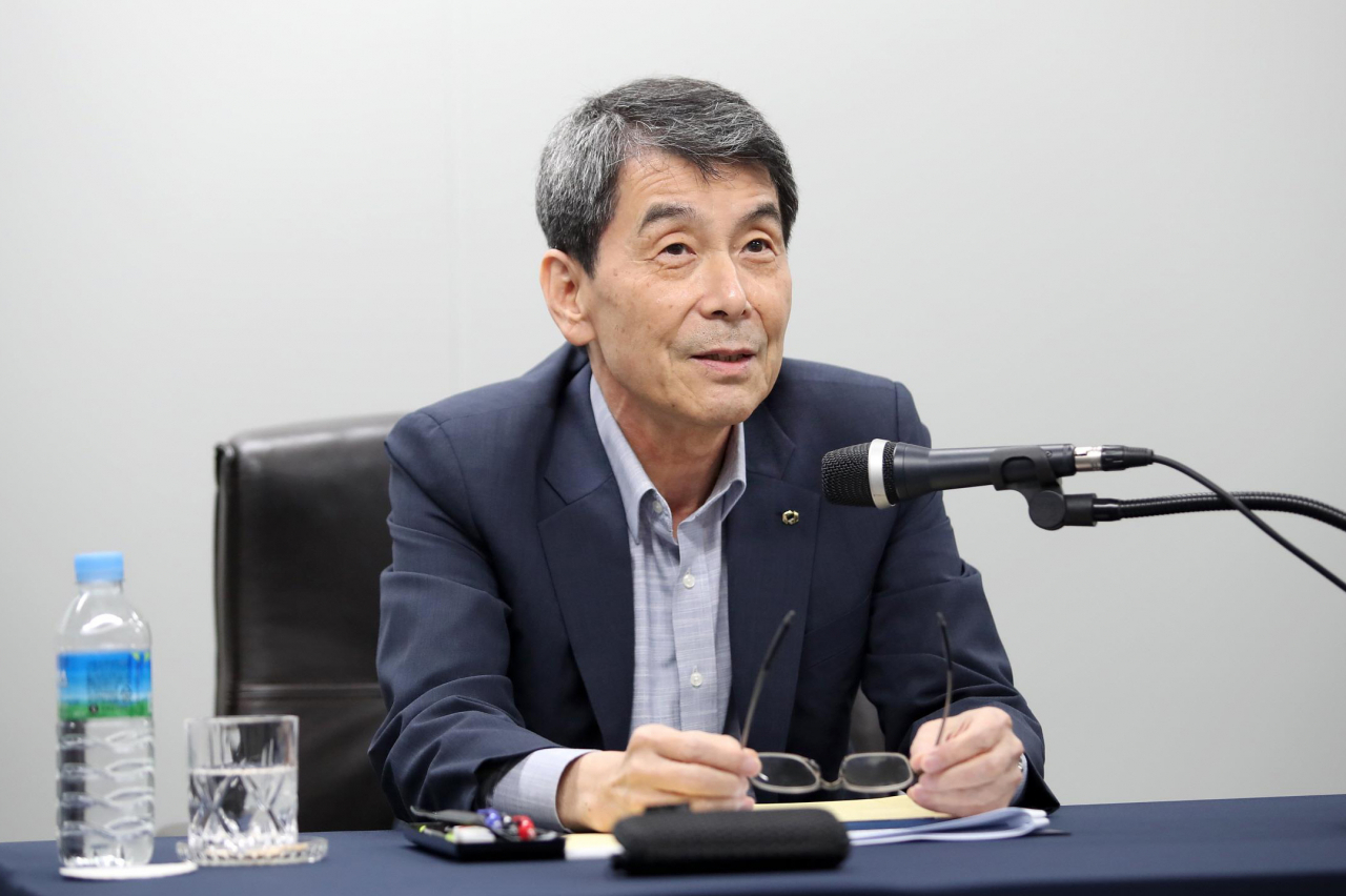 이동걸 산업은행 회장이 지난 월 3일 온라인 기자간담회에서 아시아나항공 인수 문제와 관련한 입장을 밝히고 있다. [사진=산업은행]