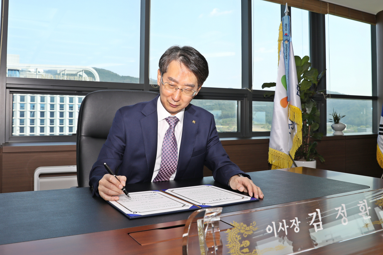 김정환 산업단지공단 이사장이 ‘대구·경북지역 고용활성화를 위한 업무협약’에 서명하고 있다. [산단공 제공]