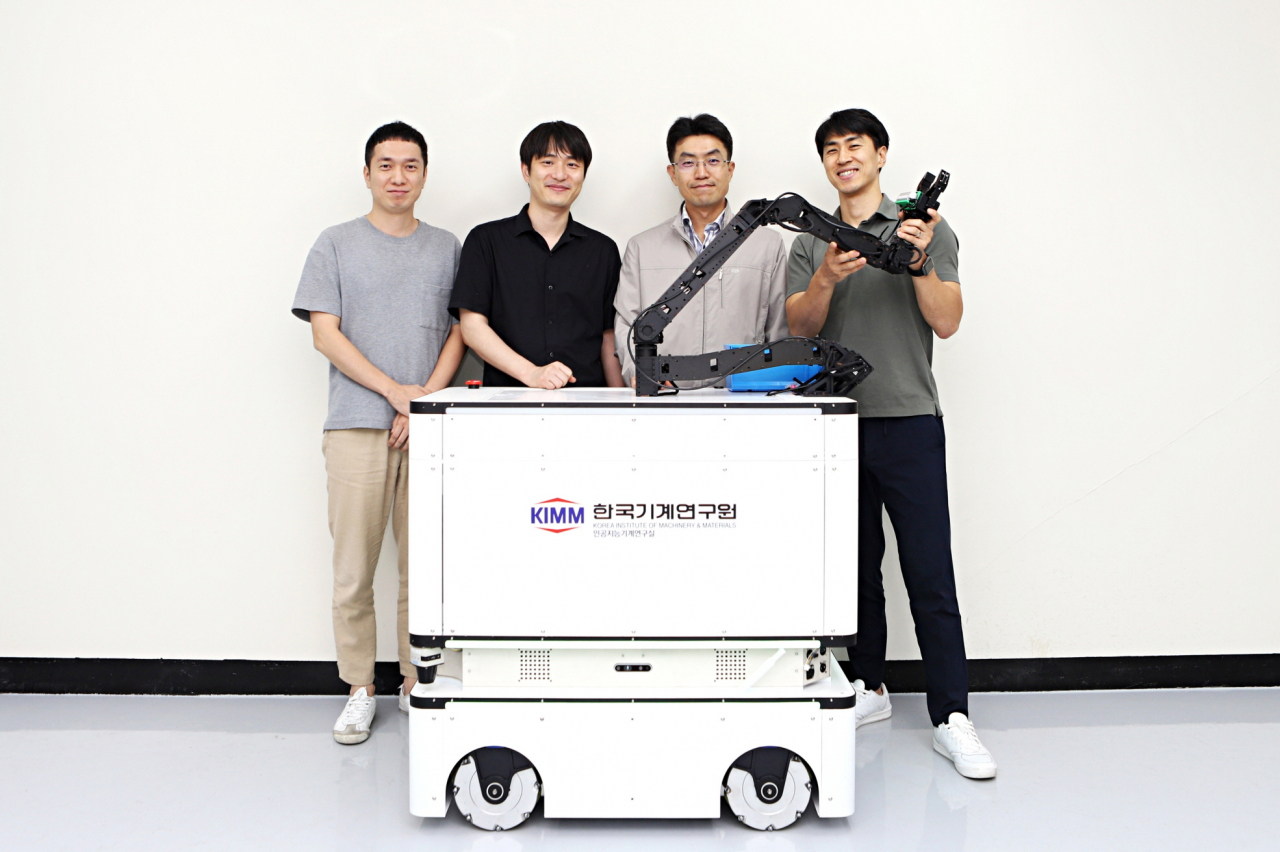 한국기계연구원 인공지능기계연구실 연구진과 모듈형 AI 자율작업 로봇.[한국기계연구원 제공]