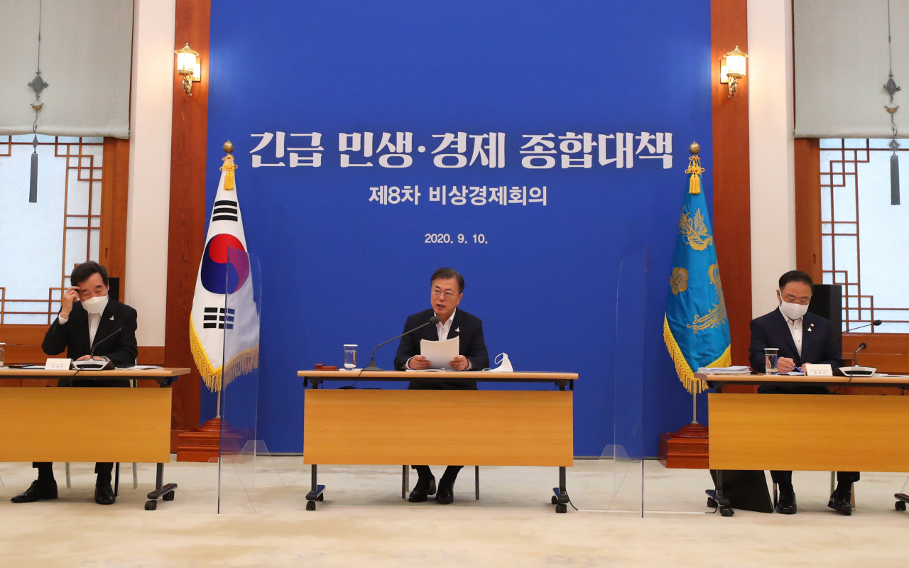 문재인 대통령이 10일 오전 청와대에서 제8차 비상경제회의를 주재하고 있다. [연합]