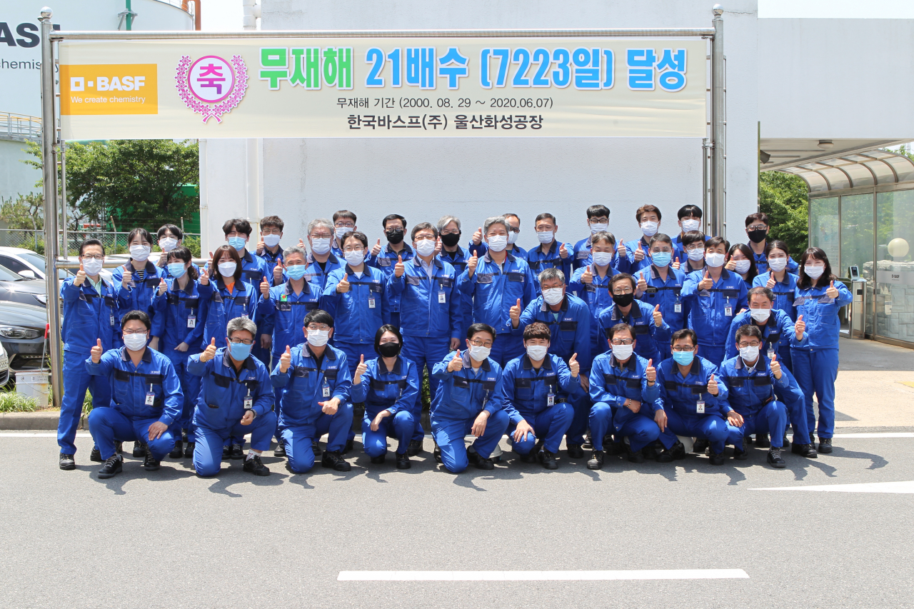 무재해 20주년 및 21배수(7223일) 달성을 기념하는 한국바스프 울산화성공장 임직원들. [한국바스프 제공]