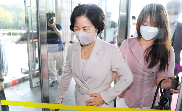 추미애(왼쪽) 법무부 장관이 10일 오전 정부과천청사로 출근하고 있다. 이상섭 기자