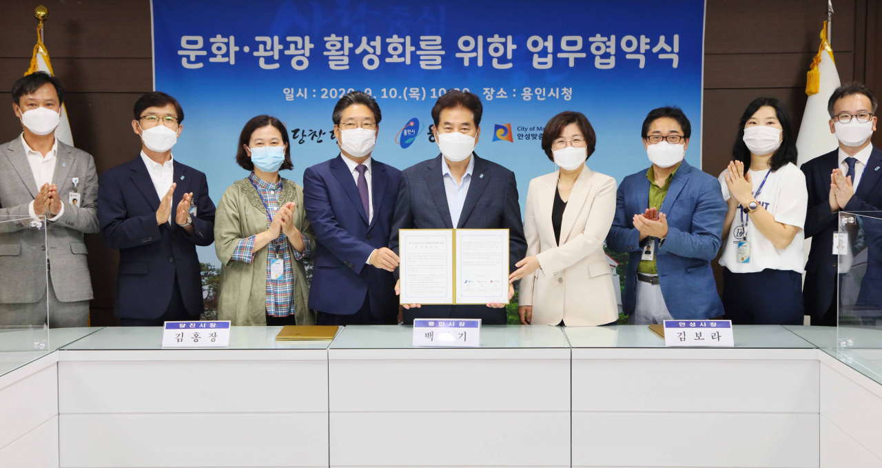 백군기 용인시장, 김홍장 당진시장, 김보라 안성시장은 ‘문화관광 활성화를 위한 업무협약’을 체결했다. [용인시 제공]