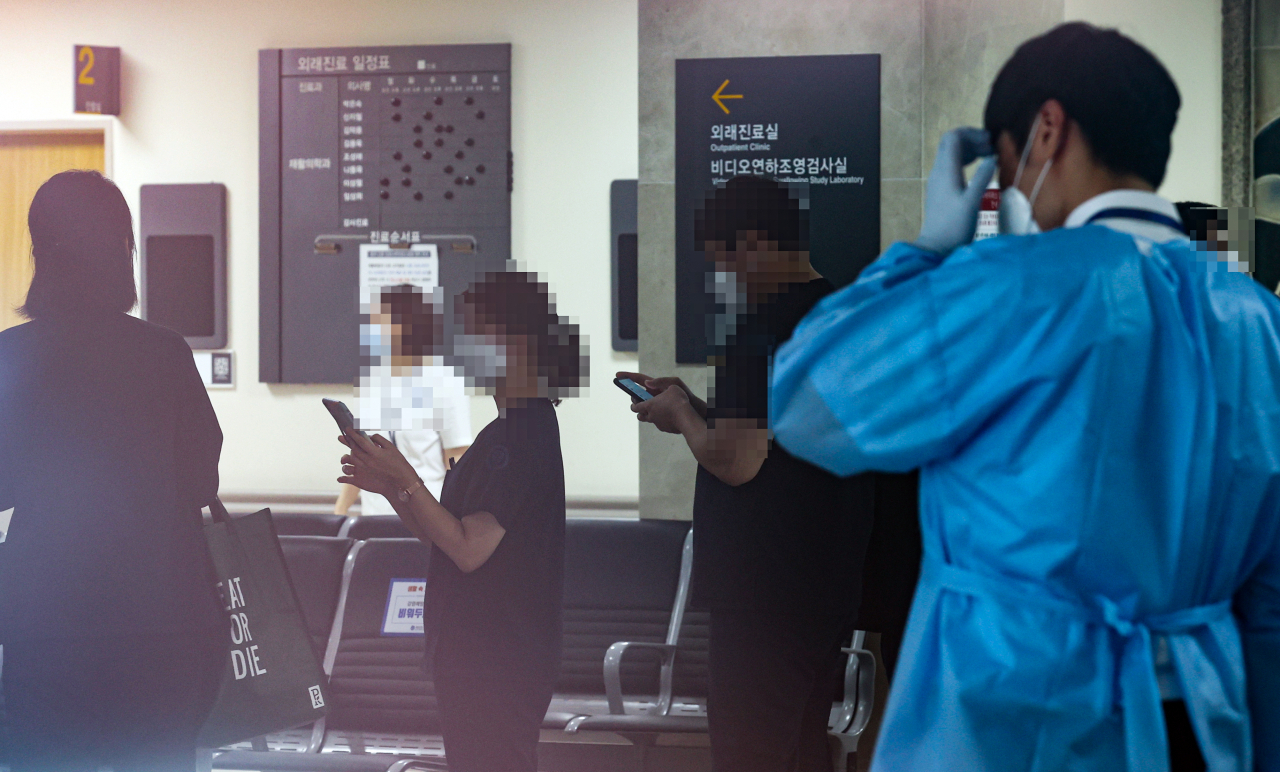10일 신종 코로나바이러스 감염증(코로나19) 확진자가 다수 발생한 서울 서대문구 신촌 세브란스병원 재활병원에서 의료진 등 병원 관계자들이 코로나19 검사를 위해 로비에 줄지어 차례를 기다리고 있다. [연합]