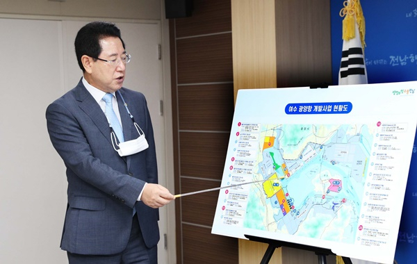 김영록 전남지사가 10일 도청에서 여수.광양항 발전방안에 대해 비대면 온라인 브리핑을 하고 있다. [전남도 제공]