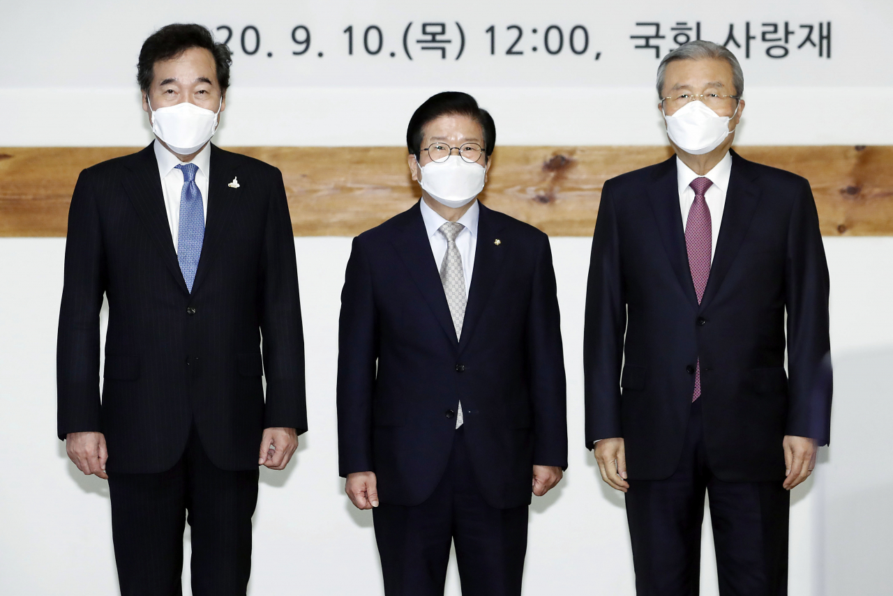 이낙연 더불어민주당 대표(왼쪽부터), 박병석 국회의장, 김종인 국민의힘 비상대책위원장이 10일 서울 여의도 국회 사랑재에서 열린 박 의장 주최 교섭단체 정당대표 오찬 간담회에서 기념촬영을 하고 있다. [연합]