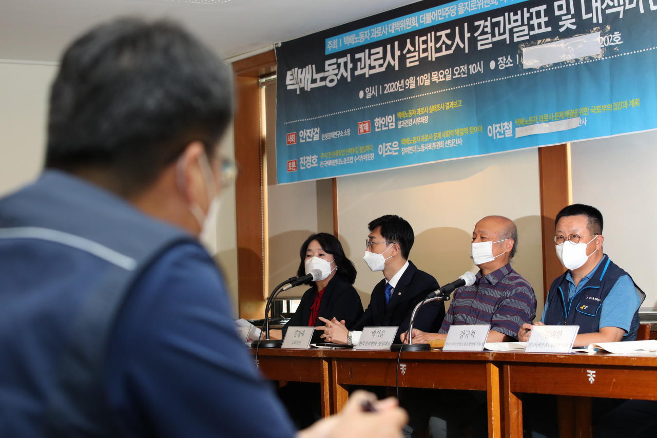 10일 오전 서울 중구 정동 인근에서 열린 택배노동자 과로사 실태조사 결과발표 및 대책마련 토론회에서 강규혁 택배노동자 과로사 대책위원회 공동대표가 발언하고 있다. [연합]