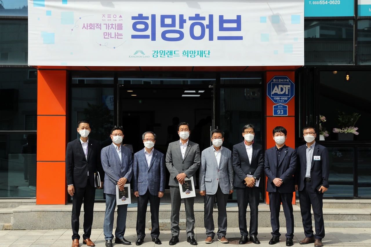 9일 열린 희망허브 개소실. 왼쪽부터_박찬영 재단 사무국장, 조용일 재단 (전)사무국장, 고광필 재단 이사장, 류태호 태백시장, 원응호 태백시 사회적경제 대표, 박진영 태백시 경제개발국 일자리 경제과장, 김창완 강원랜드 사회적가치실장, 윤정렬 재단 사회적경제팀장.