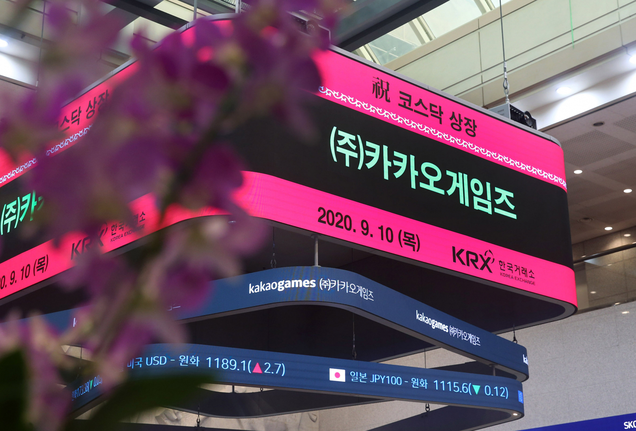 카카오게임즈가 코스닥 상장을 한 첫날인 10일 서울 여의도 한국거래소 신관 로비 전광판에 환영 문구가 보인다. 이날 신종 코로나바이러스 감염증(코로나19)으로 인해 코스닥 상장식은 열리지 않았다. [한국거래소 제공. 재판매 및 DB 금지] 연합뉴스