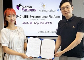 네모파트너즈이피 김홍 대표(오른쪽)가 10일 인도네시아 메가 K-인플루언서 써니다혜 씨와 숍 운영 관련 계약을 맺고 있다. [네모파트너즈이피 제공]