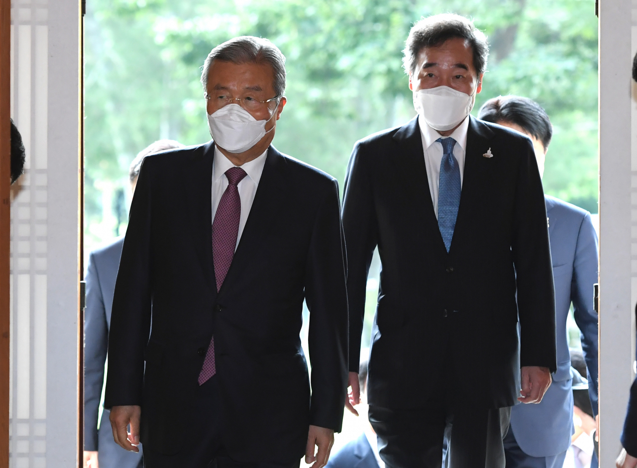 이낙연 더불어민주당 대표(오른쪽)과 김종인 국민의힘 비상대책위원장이 10일 서울 여의도 국회 사랑재에서 열린 박병석 국회의장 주최 교섭단체 정당대표 오찬 간담회에 참석하고 있다. [연합]