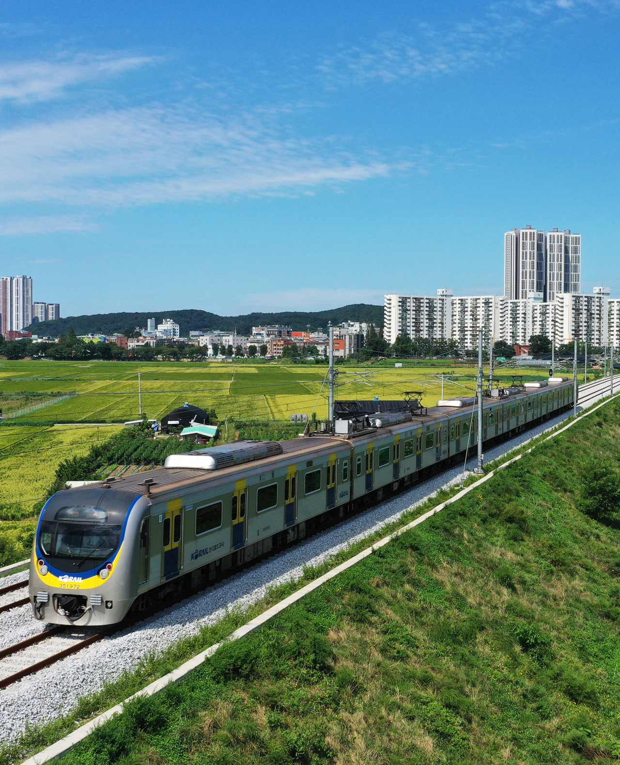 A train is on a test run Tuesday ahead of the full opening of the new Suin Line on Saturday that will link Suwon, Gyeonggi Province, and Incheon in 70 minutes.